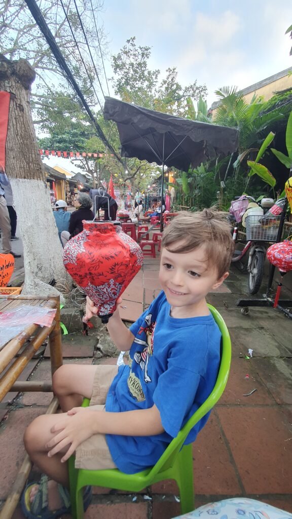 Make your own Vietnamese lantern in Da Nang with kids 2